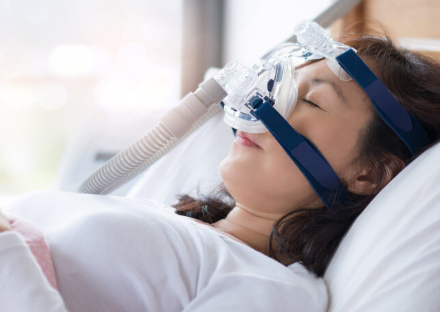 Pacjentka śpiąca w masce CPAP