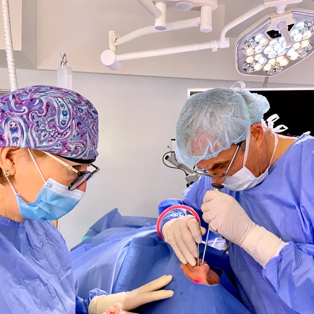 Zabieg laryngologiczny na sali operacyjnej Krajmed