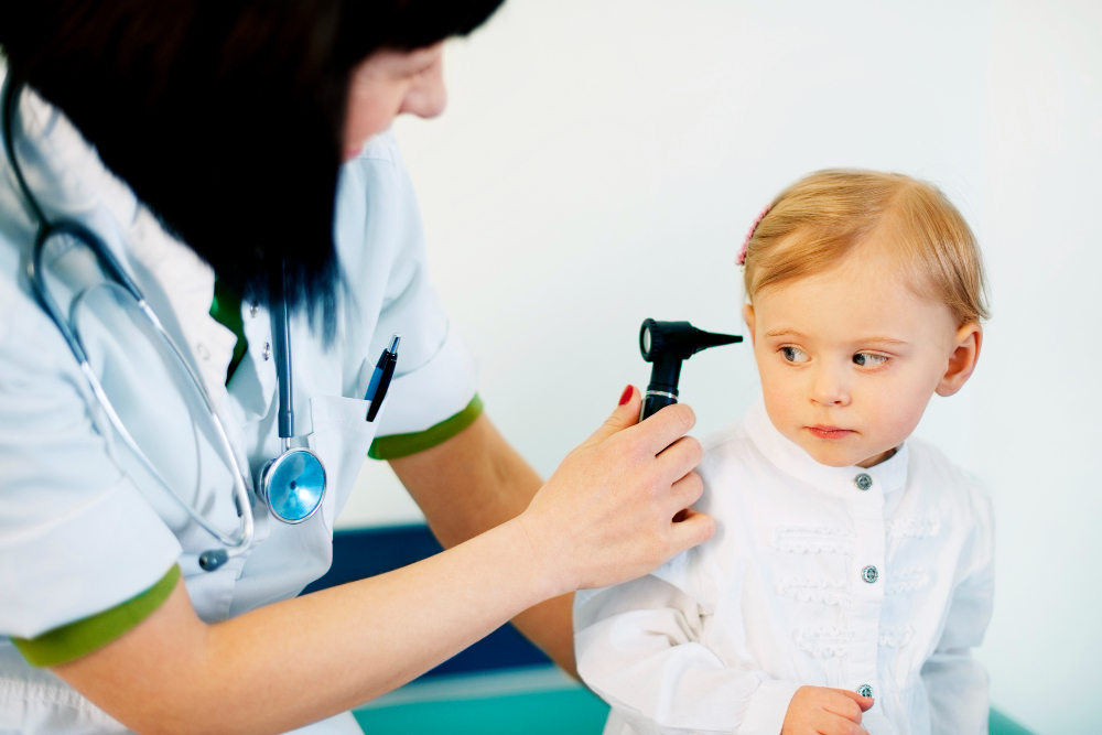 Kiedy udać się z dzieckiem do laryngologa? Poznaj objawy chorób uszu, nosa i gardła, metody diagnostyki oraz zakres leczenia w Krajmed w Warszawie